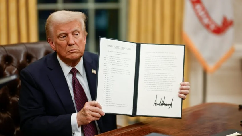 TRUMP ASSINA DECRETO TARIFA inicia gerra comercial