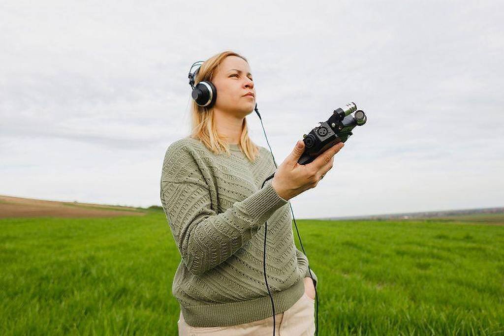 mulher com aparelho medidor de ruido - pertubação mente