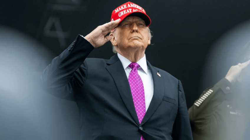 trump prestando continencia